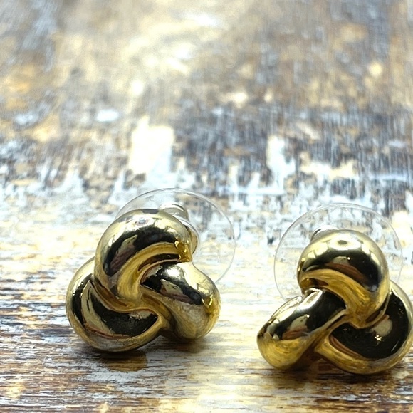 Love Knots stud earrings. Gold Tone vintage chunky 1/2” knots ❤️ symbolize love - Picture 2 of 6